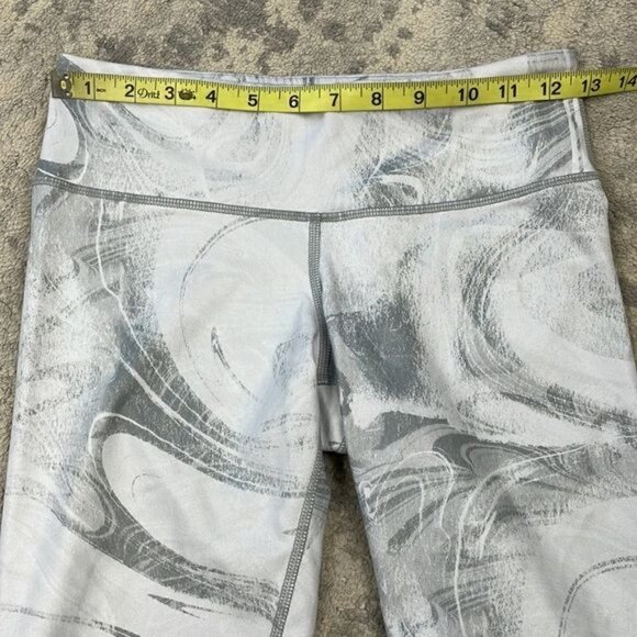 ALO YOGA Airbrushed Performance Capri Leggings White Gray Swirl Marble Sz XS - Picture 6 of 12